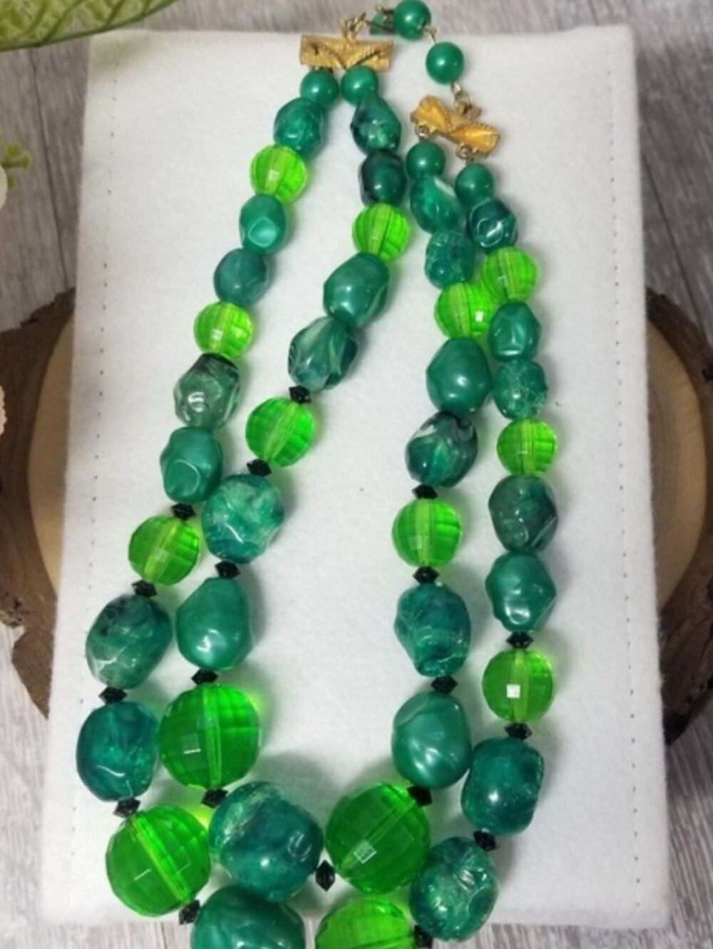 Vintage green plastic beaded choker necklace - Picture 1 of 7